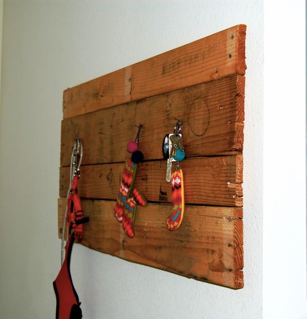 simple wooden pallet key holder for wall