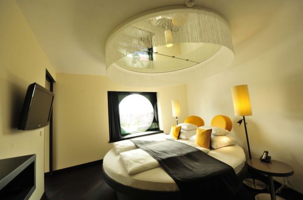 round bed in a stylish hotel with mirror on the ceiling