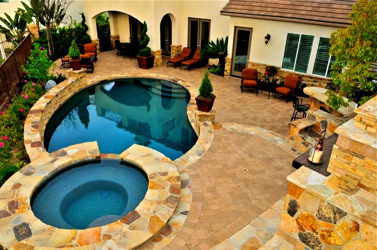 contemporary circle swimming pool for an expensive house