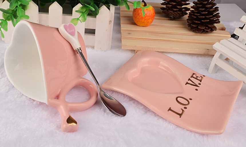 pink heart shaped mug with LOVE letter for girlfriend