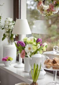 daisy and tulip flower arrangement in a vase