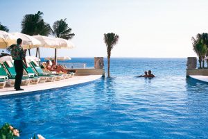 Hotel Riu Cancun endless pool overlooking the open sea of cancun