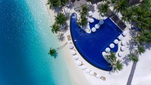 conrad maldives hotel infinity pool right at the beach side
