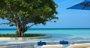 hotels in maldives with infinity pool