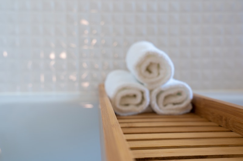 minimalist bathroom - three towel