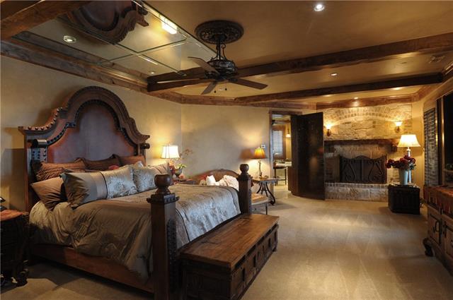 bedroom in a Ranch style house in Venus